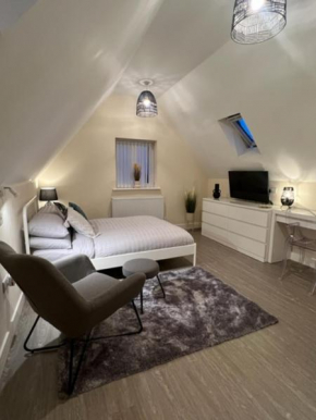 8 Studio, cosy loft, 50m to Airbus, bus-stop 20m,